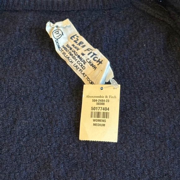 Abercrombie&Fitch "Ezra Fitch" Navy Cashmere Cropped Sweater Size Medium - Picture 2 of 5